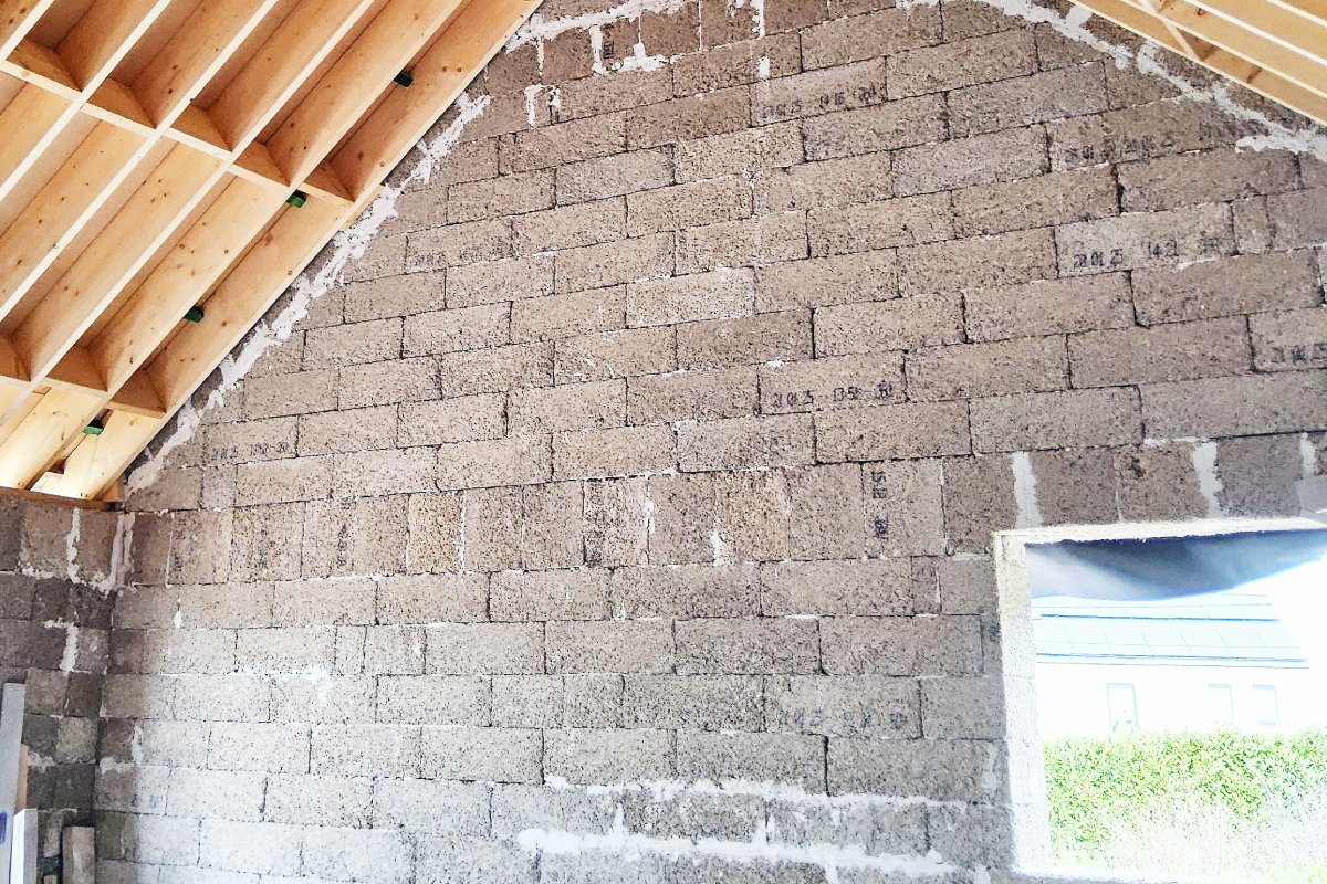 Chantier mur construit en blocs de chanvre